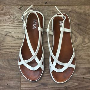 MIA White Strappy Comfy Sole Sandals w Buckle 🌾